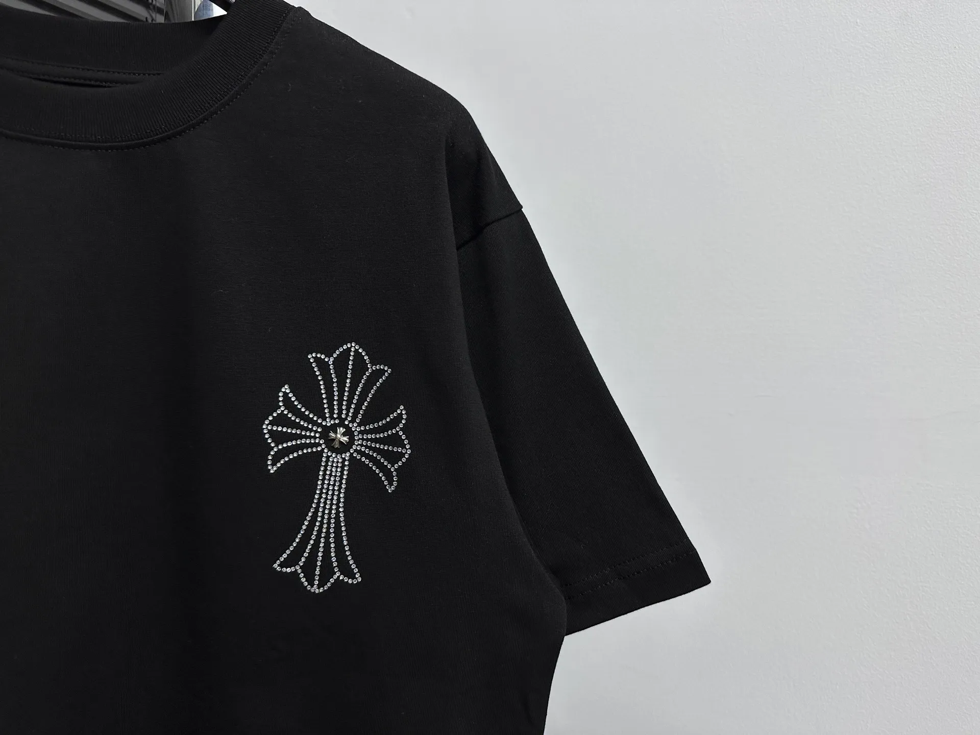 🅿️190 【ChromeHearts】Chrome Hearts 25ss round neck T-shirt Original fabric Official same style Short-sleeved T-shirt Customized 280g vat-dyed fabric Very comfortable to the touch Latest brick cabinet synchronization for spring and summer Fashionable and personalized Super versatile and good-looking Suitable for both men and women A must-have item Tag Collar label Washed wheat Complete with three standards Color: Black White Size: XS-L